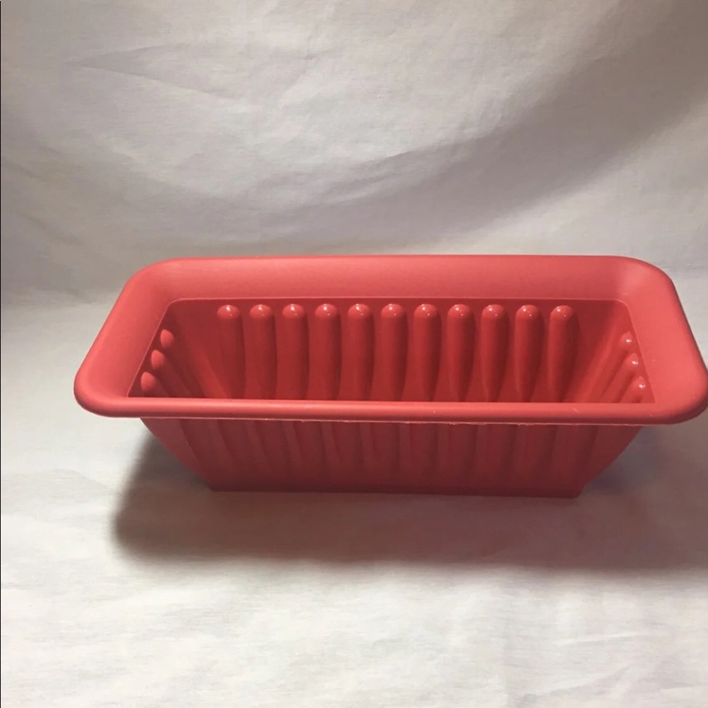 Plastic flower pot